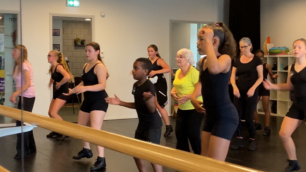 Jong en oud dansen samen voor geluk en tegen eenzaamheid: &#039;Echt heel knap hoe ze zo soepel blijven!&#039;