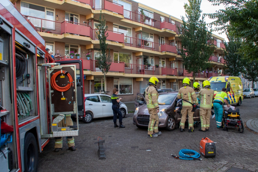 Bestuurster auto naar ziekenhuis na aanrijding met andere auto op de Westfrankelandsestraat