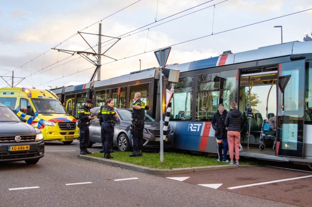 Auto rijdt tegen tram op rotonde Rotterdamsedijk