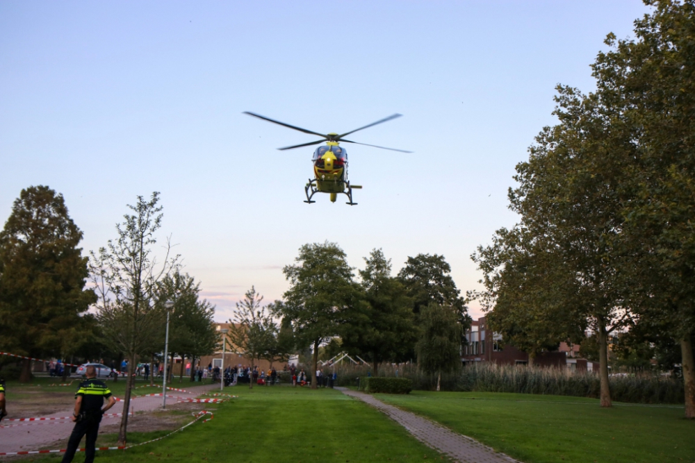 Traumahelikopter landt in Schiedam Noord