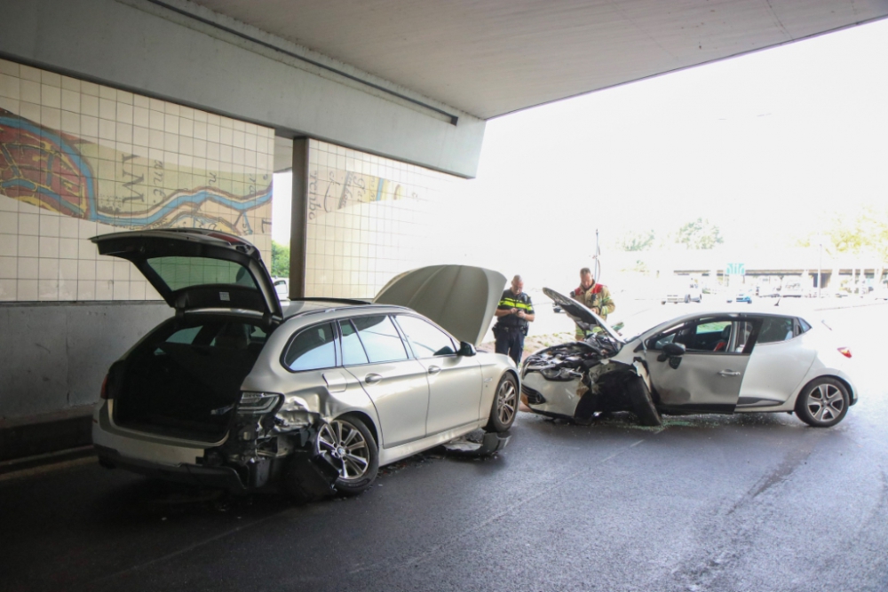 Chaos in avondspits na ongeval bus en twee auto’s