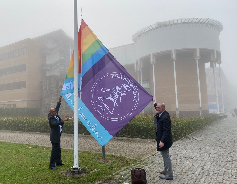 Wethouder Ruseler hijst Schiedamse Regenboogvlag; aftrap eerste Regenboogweekend in Schiedam