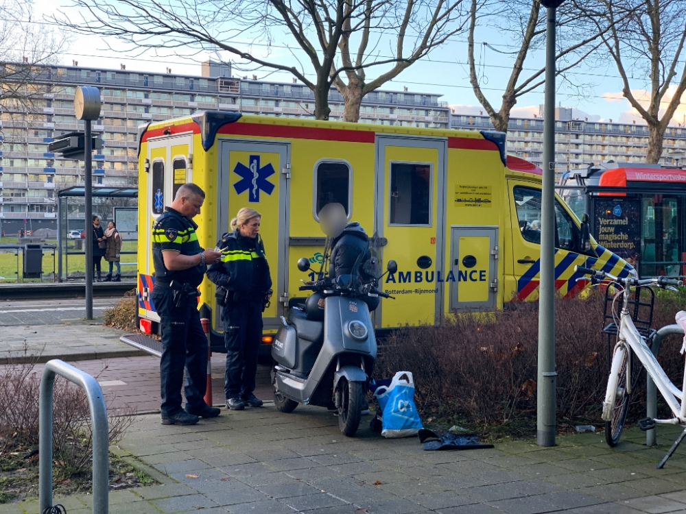 Scooterrijder rijdt tegen voetganger op