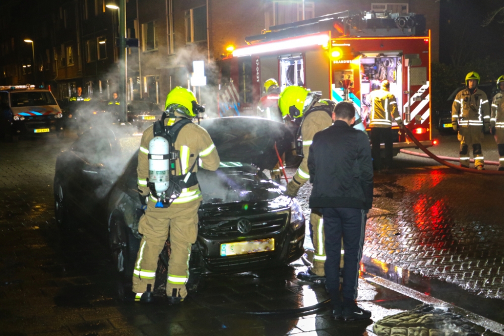 Auto Julianalaan zwaar beschadigd door brand