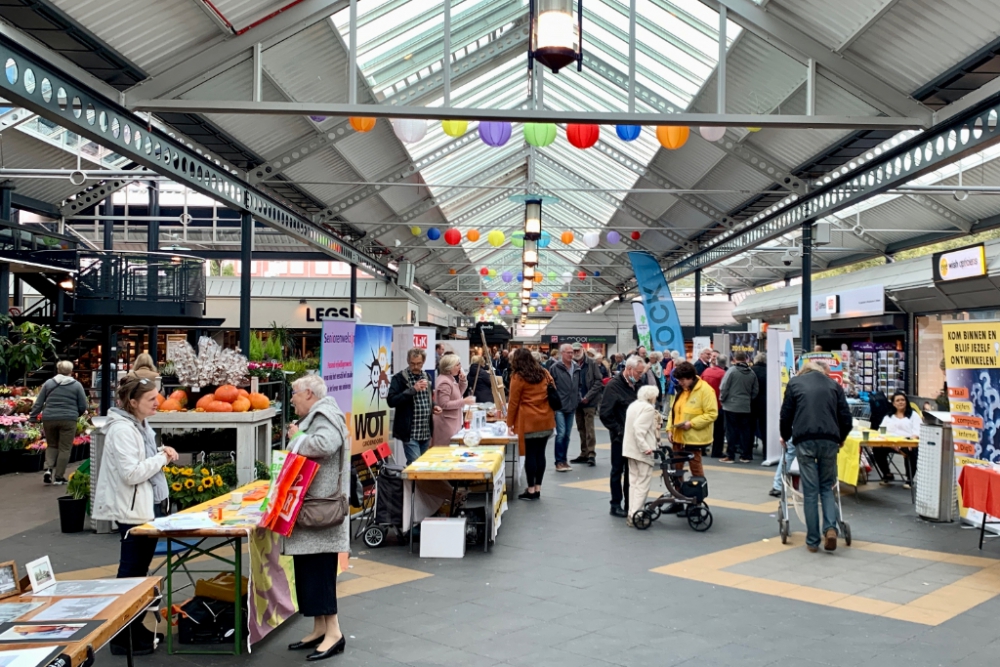 Eigen Kracht Markt in Hof van Spaland druk bezocht; mensen komen weer onder de mensen