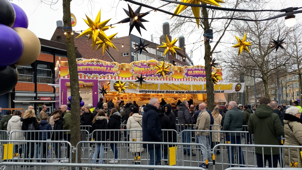 Uur in de rij voor ‘de lekkerste van het land’: “Morgen weer tien bollen halen”