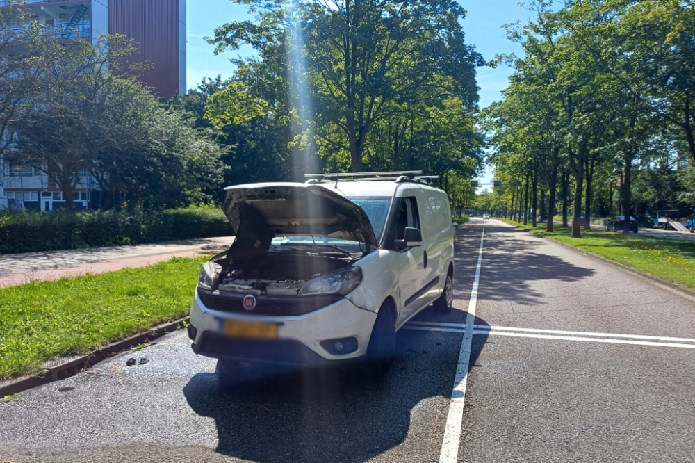 Bestelbusje vliegt tijdens het rijden in brand