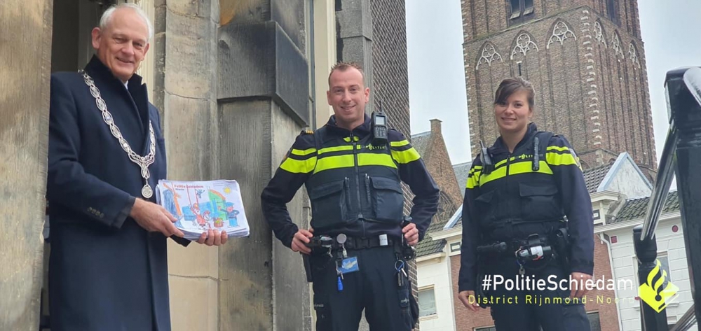 Politie overhandigt kleurplaten aan burgemeester