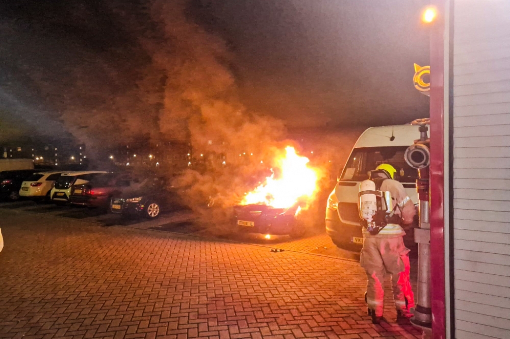 Harde knal, gevolgd door autobrand langs Vlaardings spoor