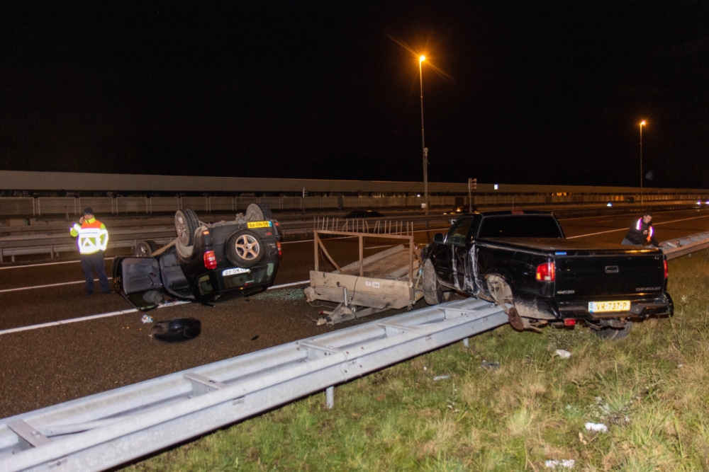 Auto’s over de kop en in de vangrail bij de ingang van de Beneluxtunnel