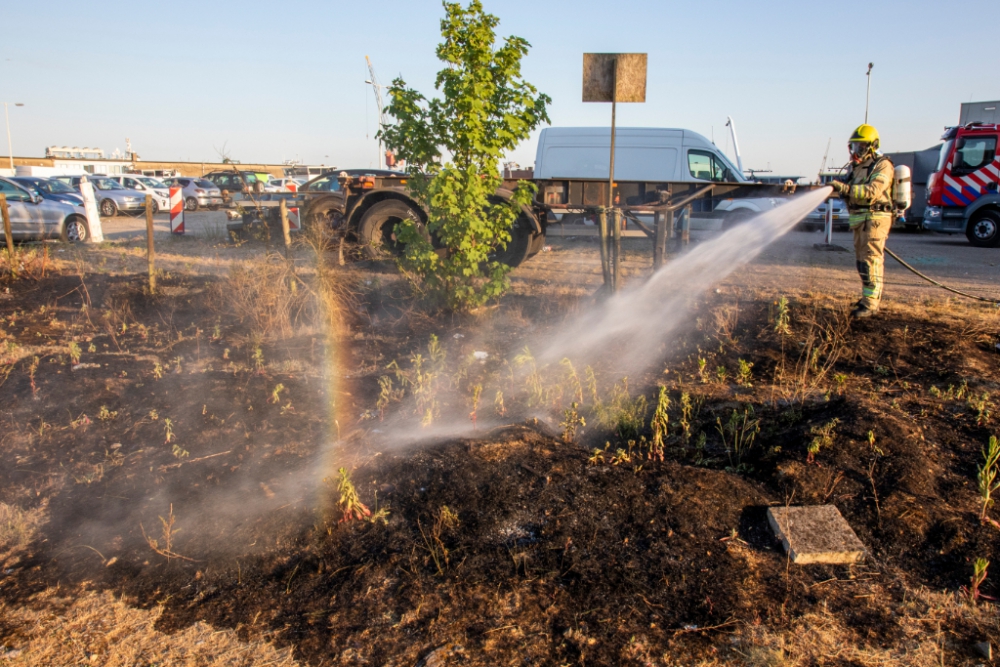 Flink stuk gras in brand