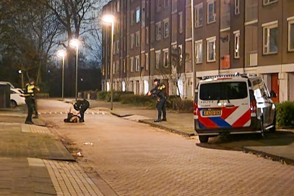 Zwaargewonde bij schietpartij in Vlaardingen, politie schiet op verdachte