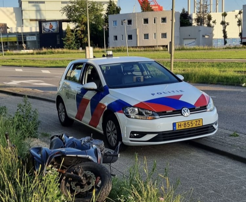 Politie achtervolgt scooter waarop drie personen zitten