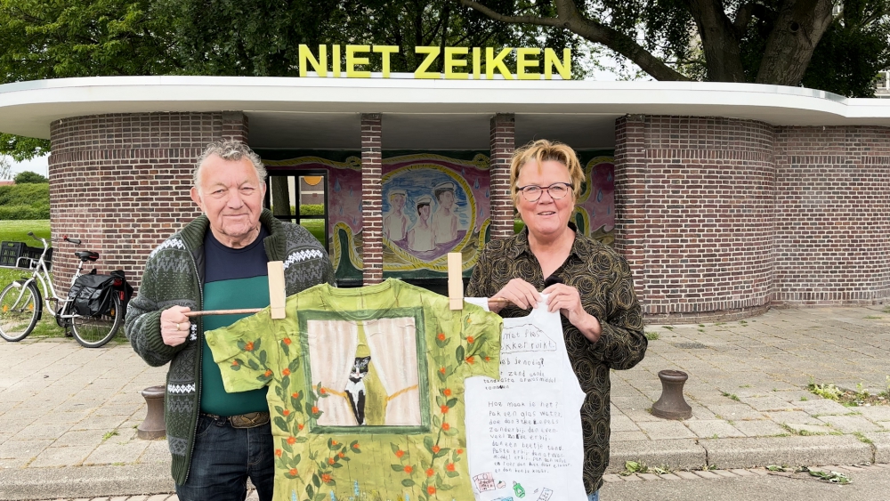 Beschilderde kledingstukken te bewonderen tijdens het  nieuwe kunstproject ’Schone lijn’ in het Schreiershuisje