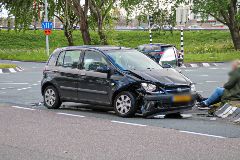 Aanrijding tijdens de spits op druk kruispunt in Schiedam