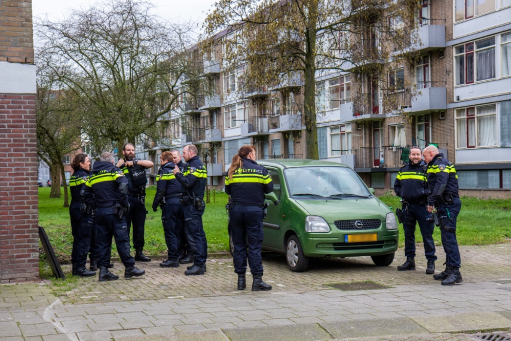 Politie omsingelt flats en doorzoekt gebied