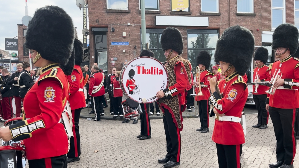 Grootse parade door de binnenstad van Vlaardingen voor Thalita’s jubileum