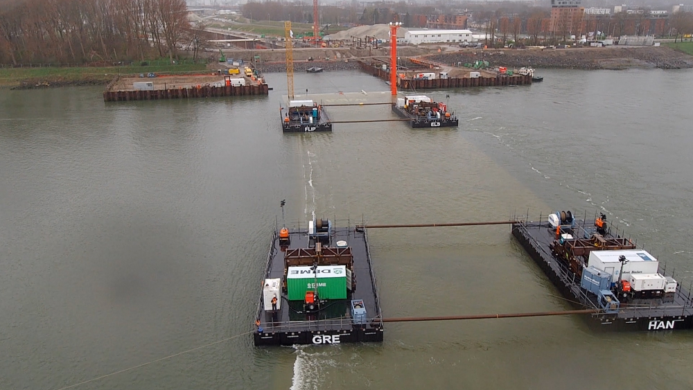 Eerste tunneldelen Blankenburgverbinden zakken in 24 uur naar de bodem van het Scheur