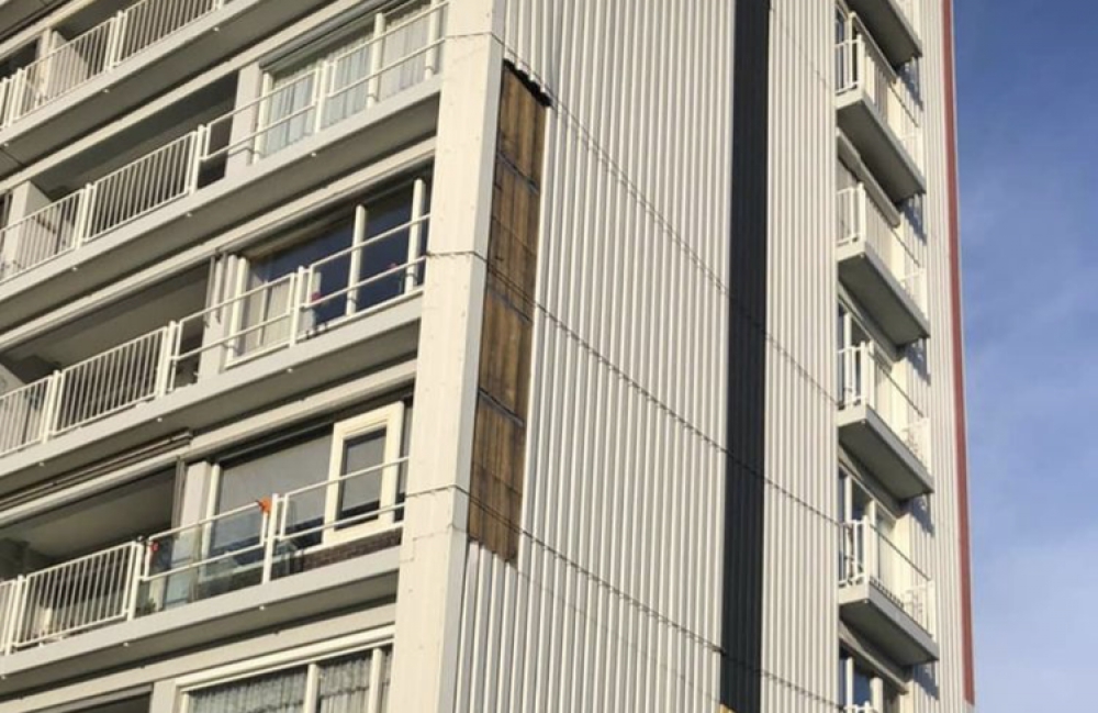 Stormschade aan flat Louis Raemaekersstraat