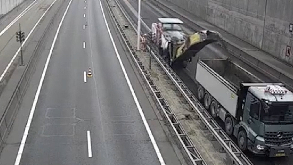 Er wordt hard gewerkt aan de rijbanen van de Beneluxtunnel