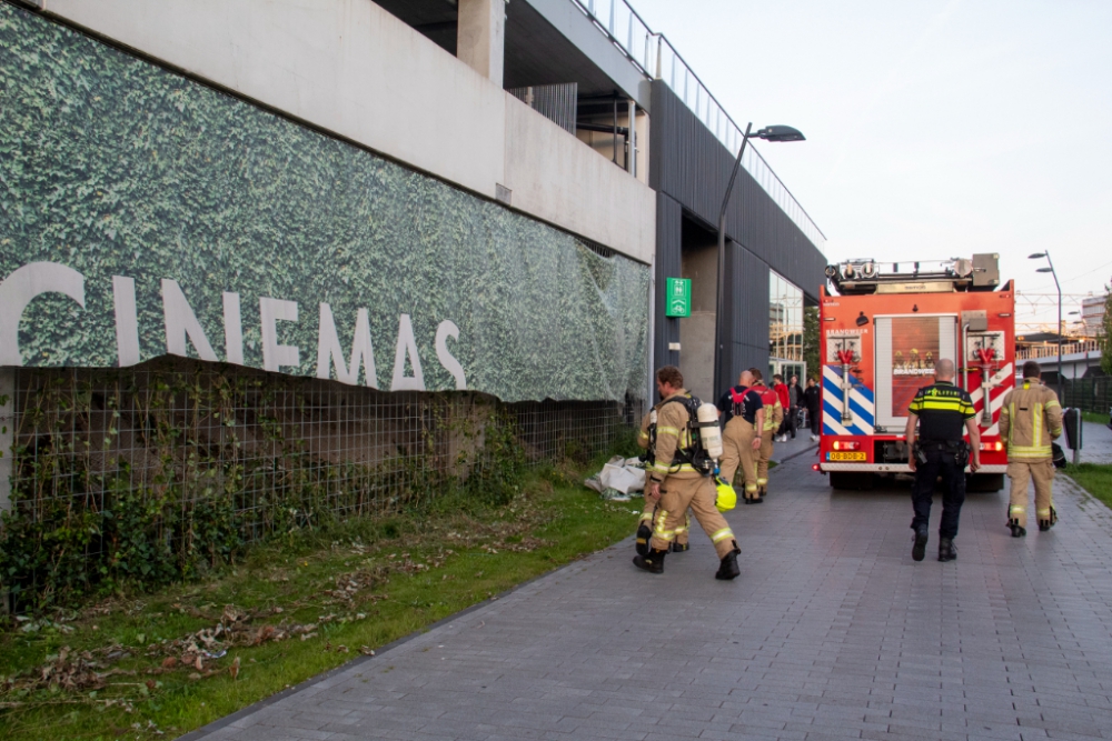 Doeken van Euroscoop (tegen gevel) in brand gestoken