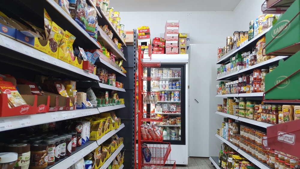 Schrik zit er na reeks aanslagen ook in bij Poolse supermarkt Biedronka in Schiedam