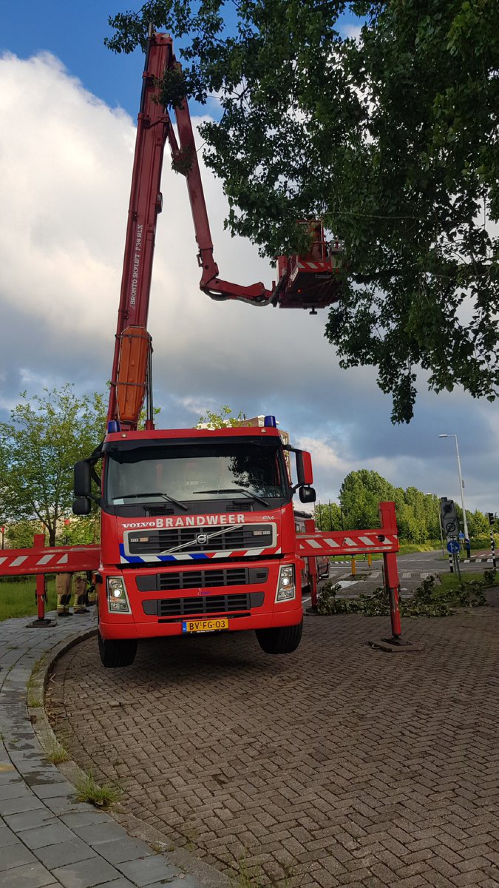 Brandweer in actie voor &#039;gevaarlijk hangende tak&#039;