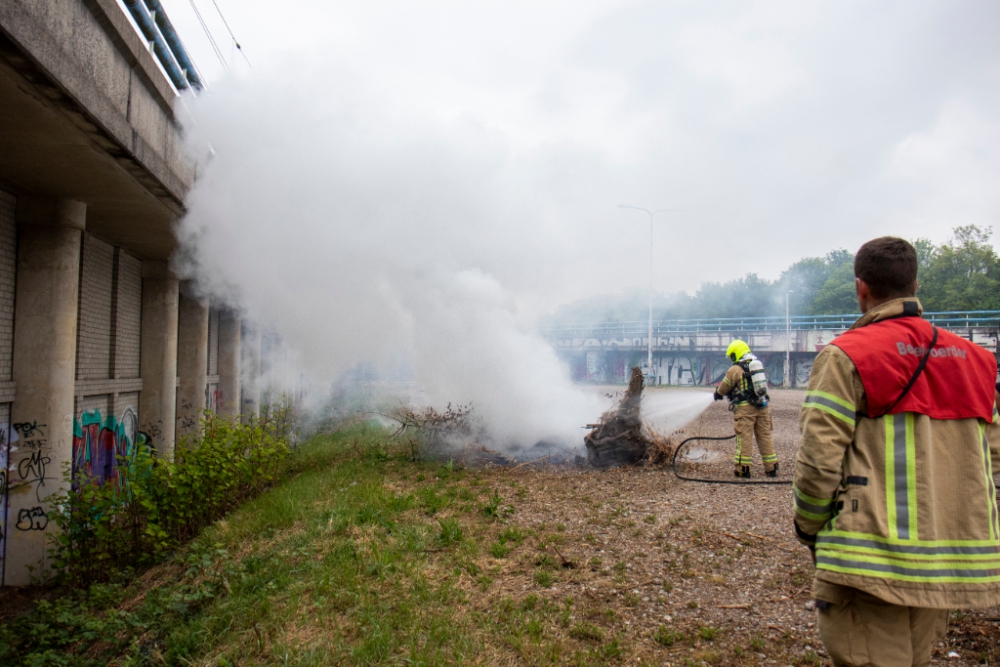 Brandje langs het spoor geblust