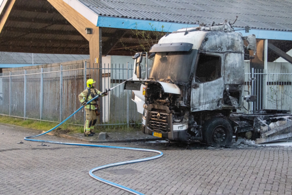 Vrachtwagen aan Ringerstraat volledig uitgebrand