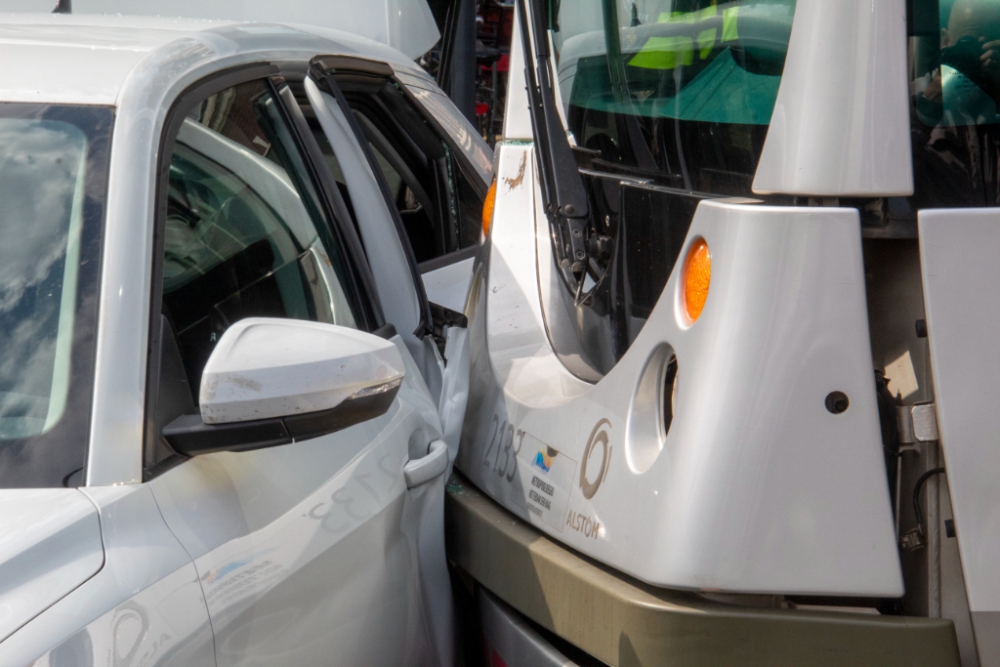 Tram en auto raken elkaar vol op de Schiedamseweg; geen gewonden bij ongeval