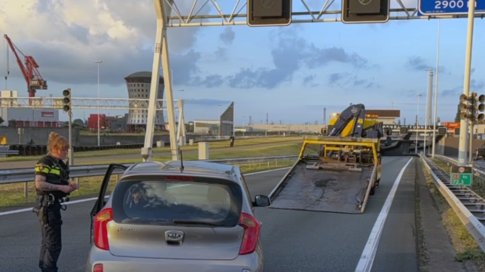 &#039;Levensgevaarlijk&#039;: automobiliste gaat flink de mist in op de snelweg