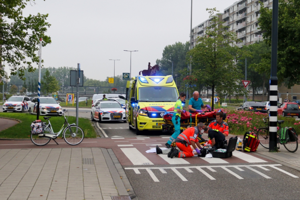 Man gewond bij aanrijding op zebrapad