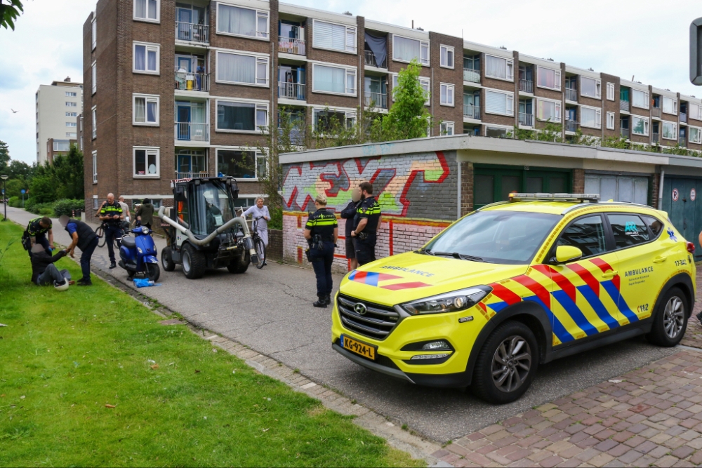 Scooter botst op poepzuiger in Vlaardingen