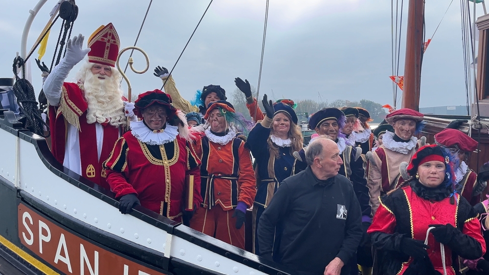 Burgemeester en kinderen ontvangen Sinterklaas aan de Maasboulevard in Schiedam