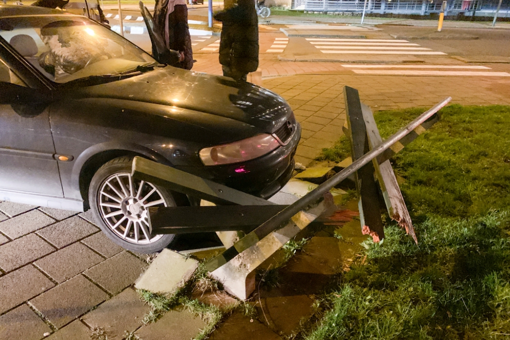 Bestuurster wordt onwel: auto belandt tegen bankje