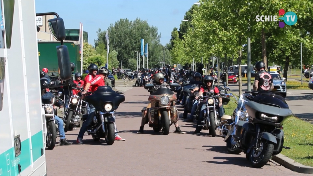 Veel politie en motoren in Schiedam Noord bij uitvaart Hell&#039;s Angels