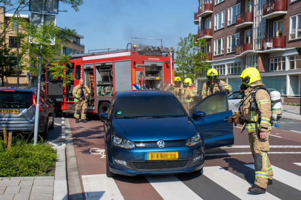 Auto vliegt al rijdend in brand