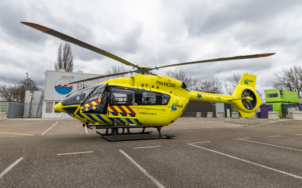 Ambulancehelikopter brengt Coronapatiënt van Franciscus naar Drachten