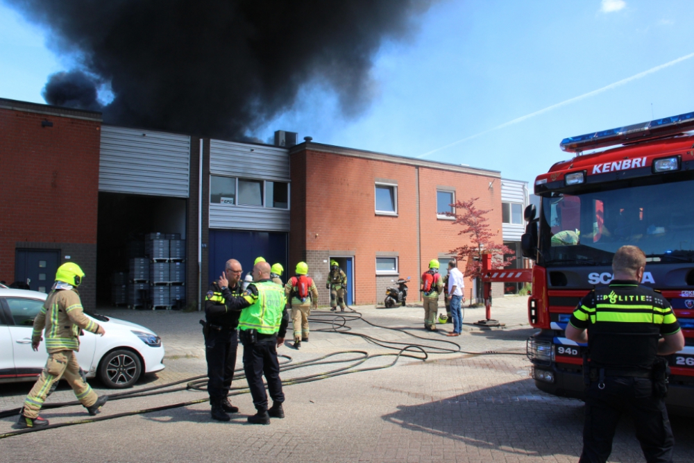 Zeer grote brand in kantoorpand