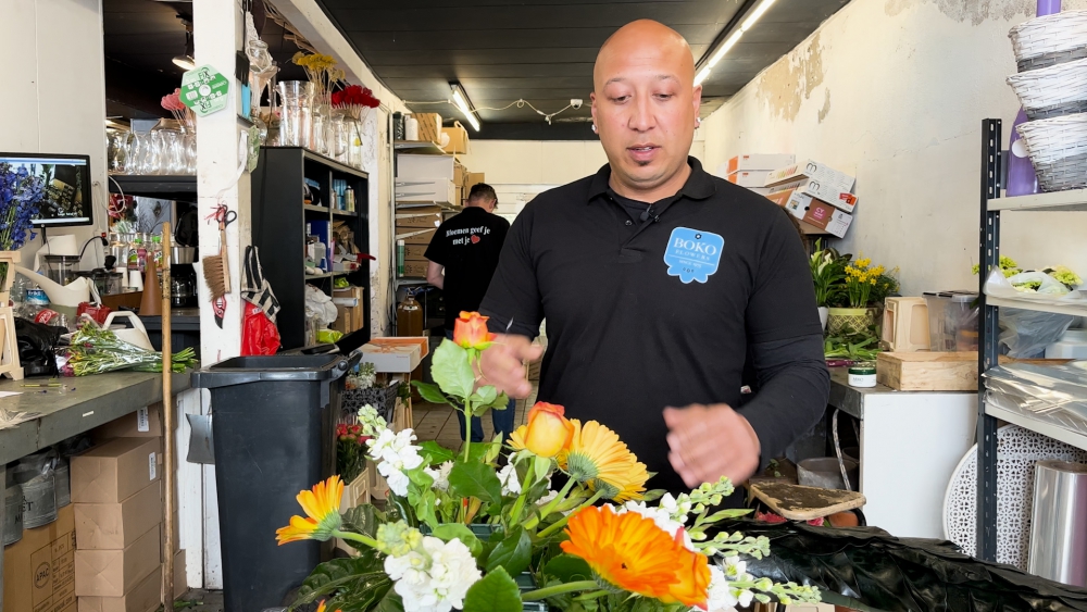 Zo worden de kransen voor de Dodenherdenking in Schiedam gemaakt