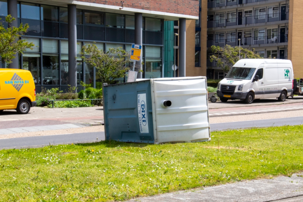 Dixi vliegt over de Nieuwe Damlaan