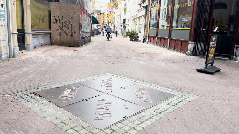 Verwijdering van bronzen plaquettes roept weinig emotie op in Schiedam