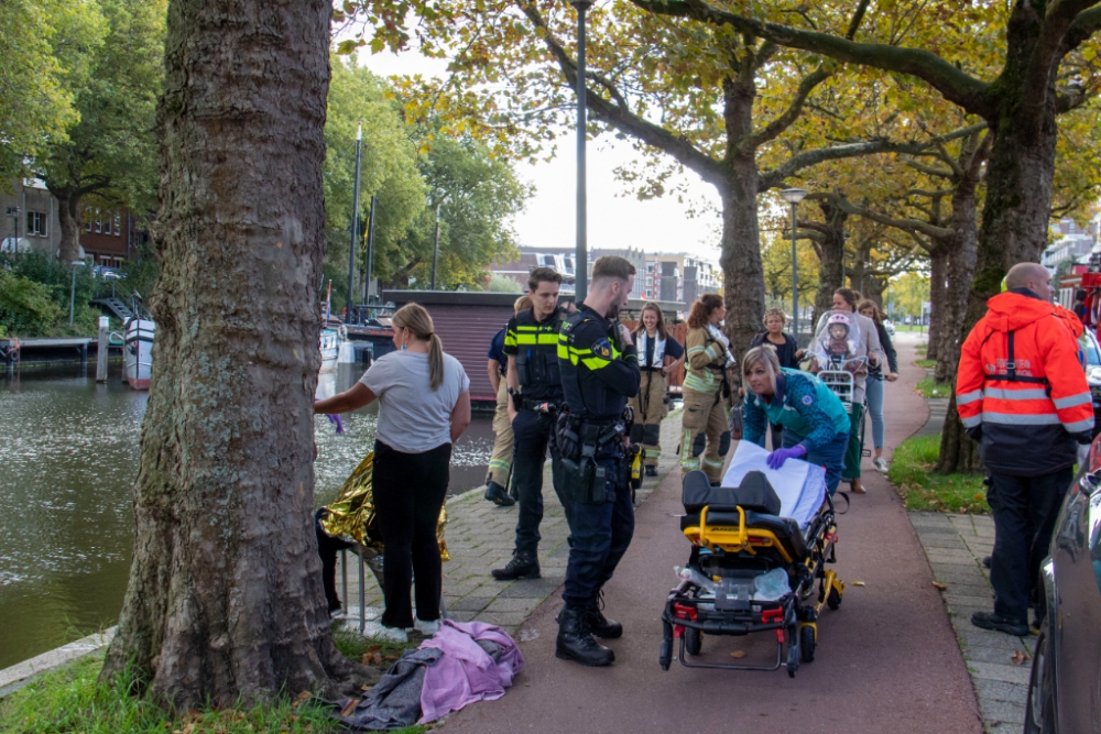 Man valt met scootmobiel in de Nieuwe Haven