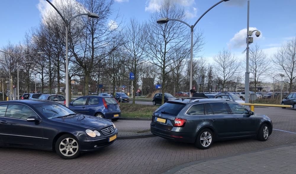 Wachten op een (betaalde) parkeerplek bij het ziekenhuis