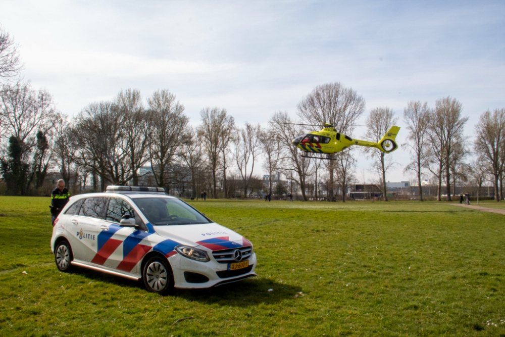 Traumahelikopter op de Maasboulevard voor inzet Lekstraat