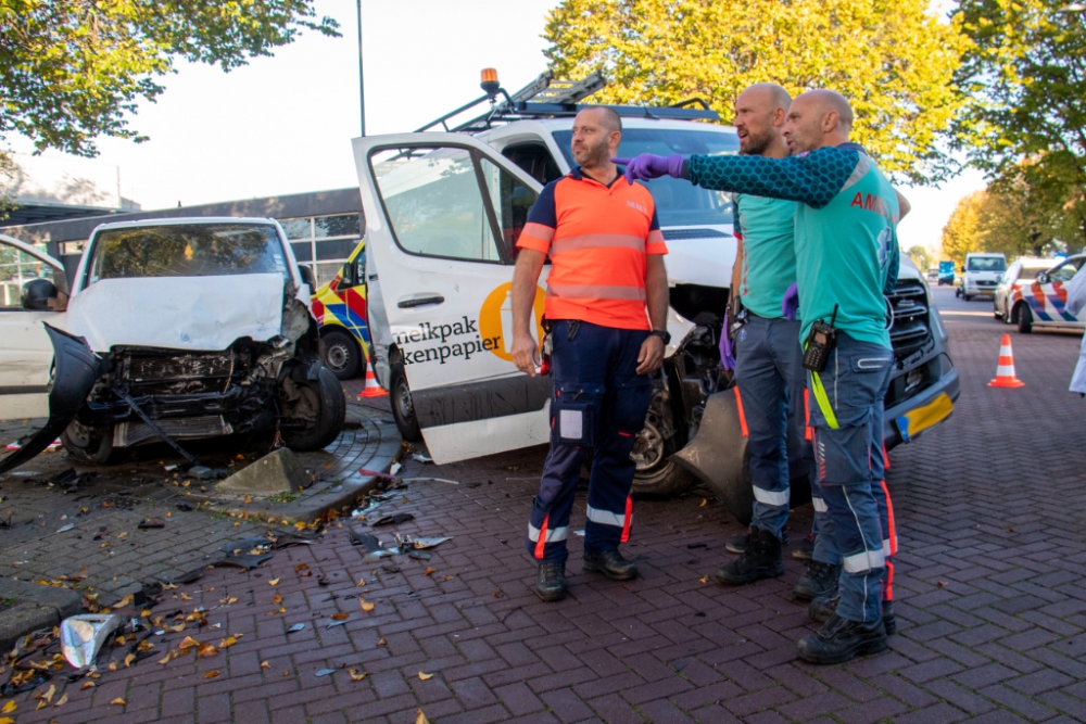 Twee gewonden en flinke ravage na aanrijding twee busjes op de Plesmanstraat