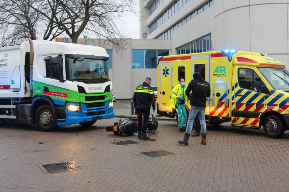 Scooterrijder gewond bij aanrijding met vuilniswagen