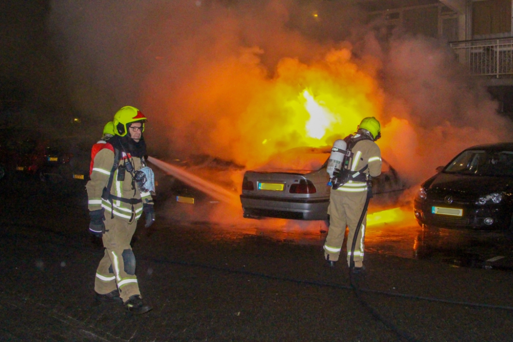 Auto volledig uitgebrand, twee andere auto&#039;s beschadigd op het Bachplein