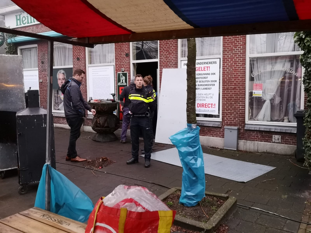 Café Sien op last van de burgemeester gesloten met stalen platen