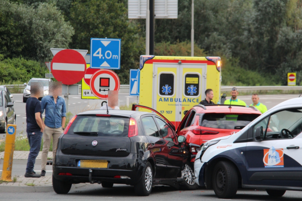 Flinke schade bij aanrijding oprit A4 Beneluxtunnel